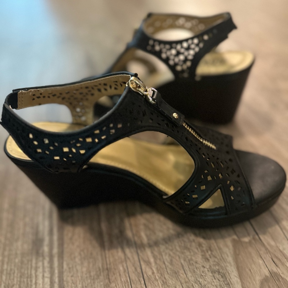 Diba Wedges - NWOT
